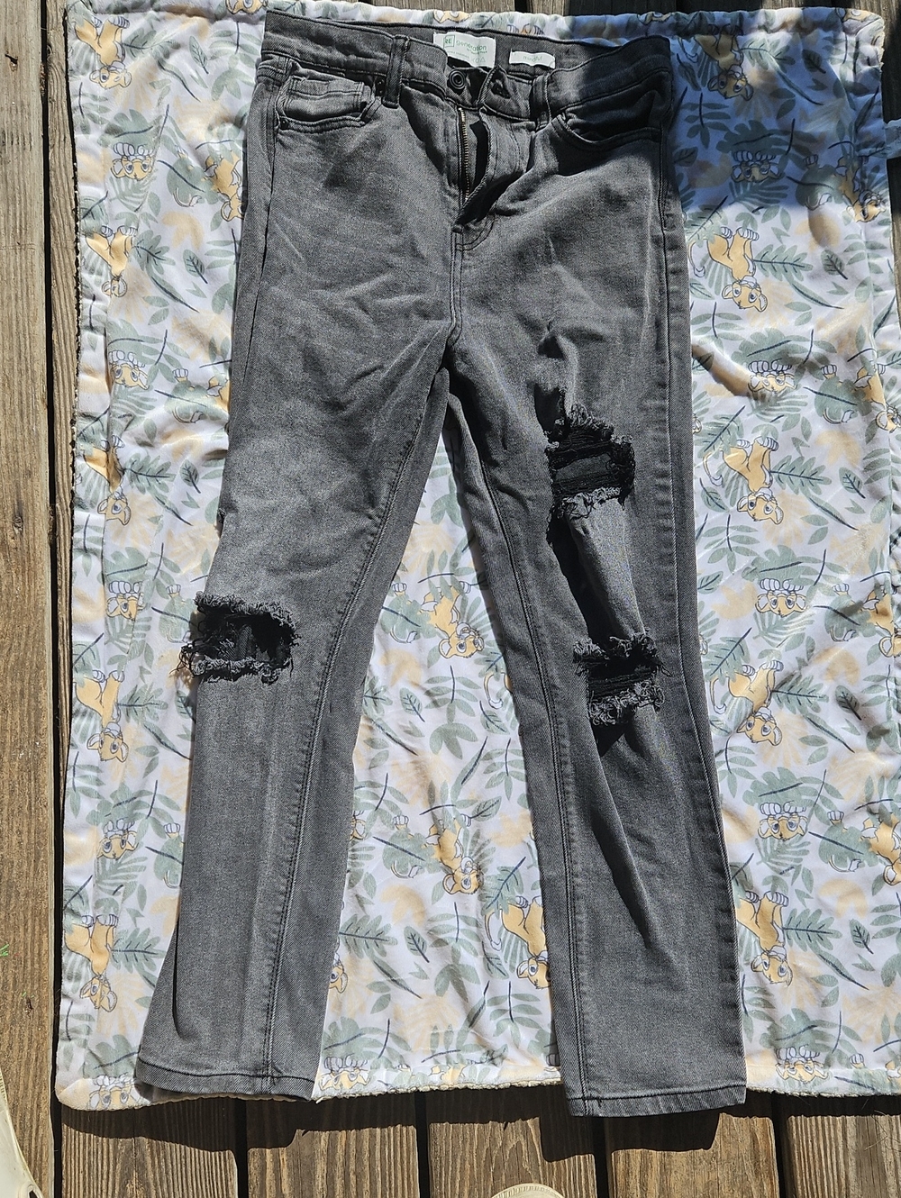 Women’s Gray Distressed Skinny Jeans